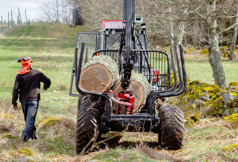 Log transporting with a tractor